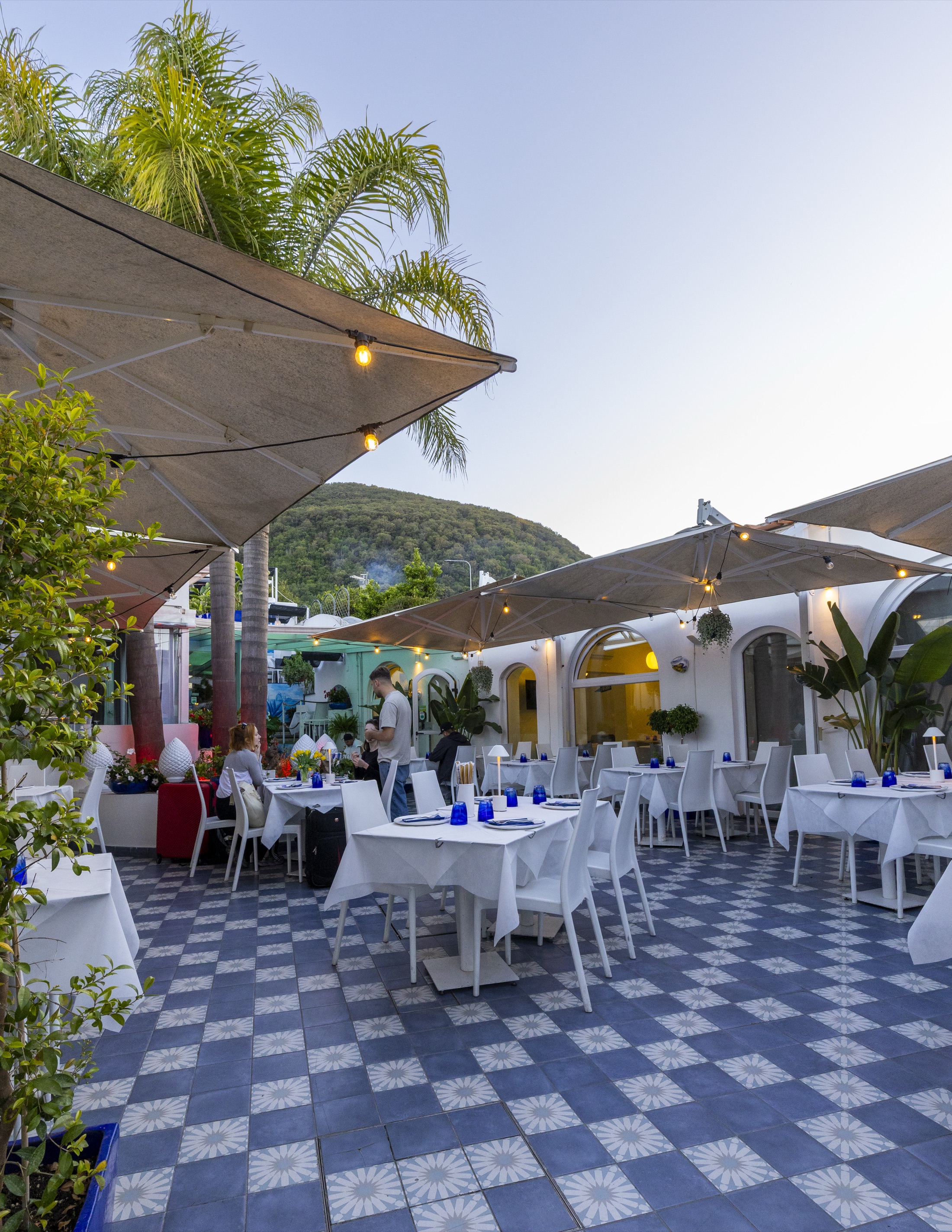 La terrazza del Giardino di Enzo al tramonto