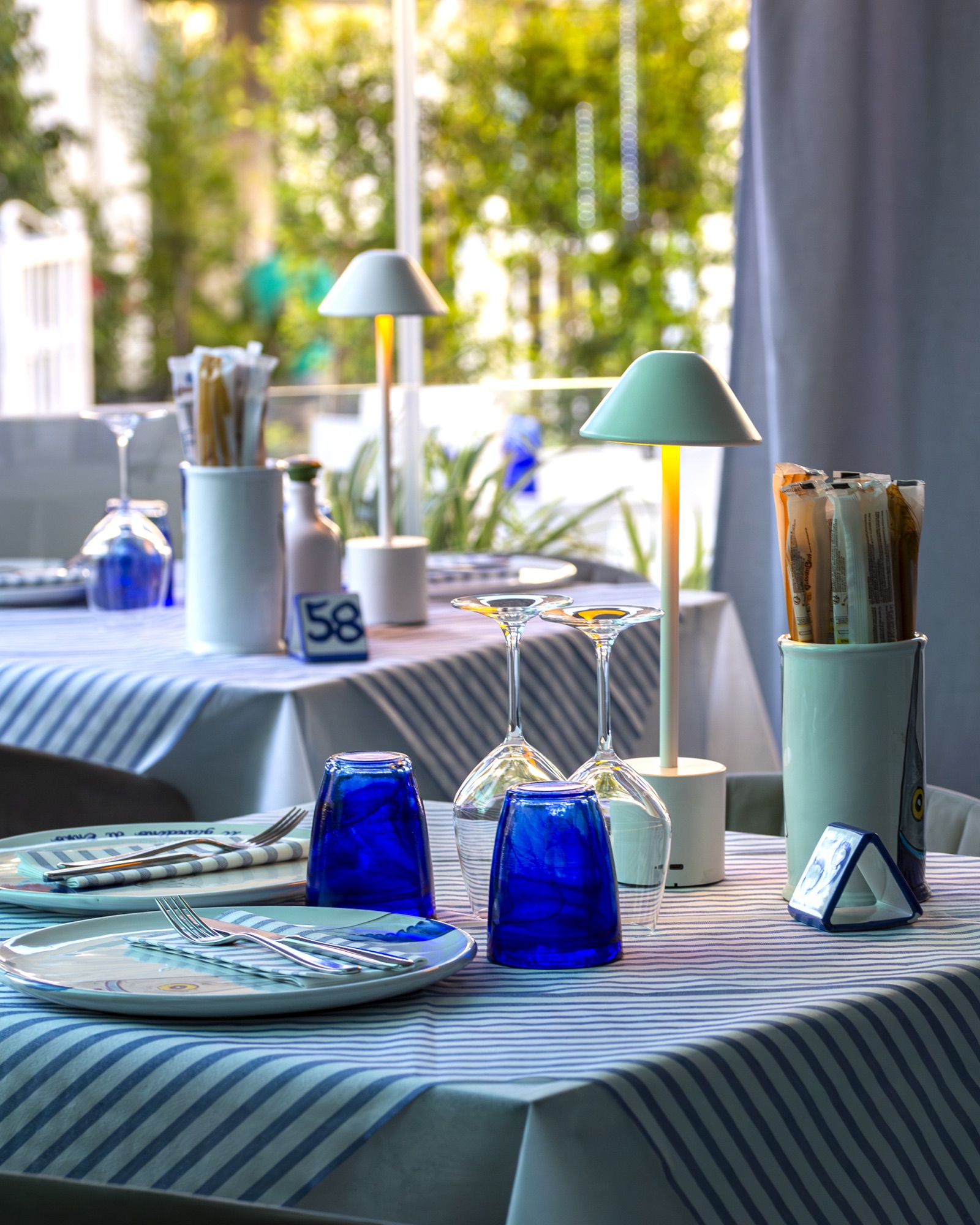 Dettaglio tavolo con bicchieri blu