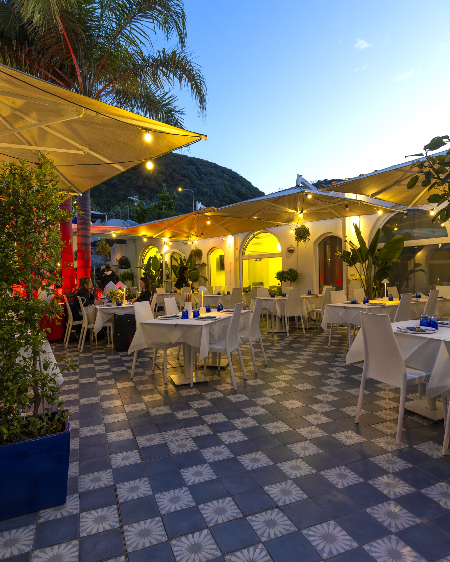 Terrazza con archi al tramonto